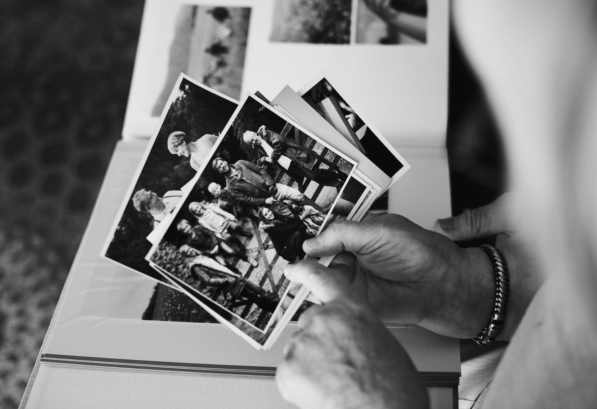 couple de personne agées regardant de vieille photos de leurs histoire familiale