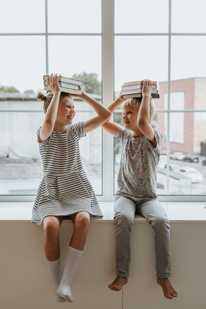 enfants avec des livres qui adorent lire