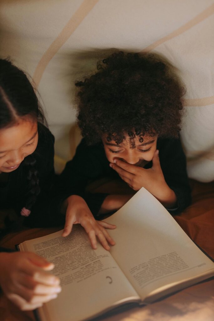 enfants-qui-lisent-un-livre-ensemble-donner-envie-lire-enfants