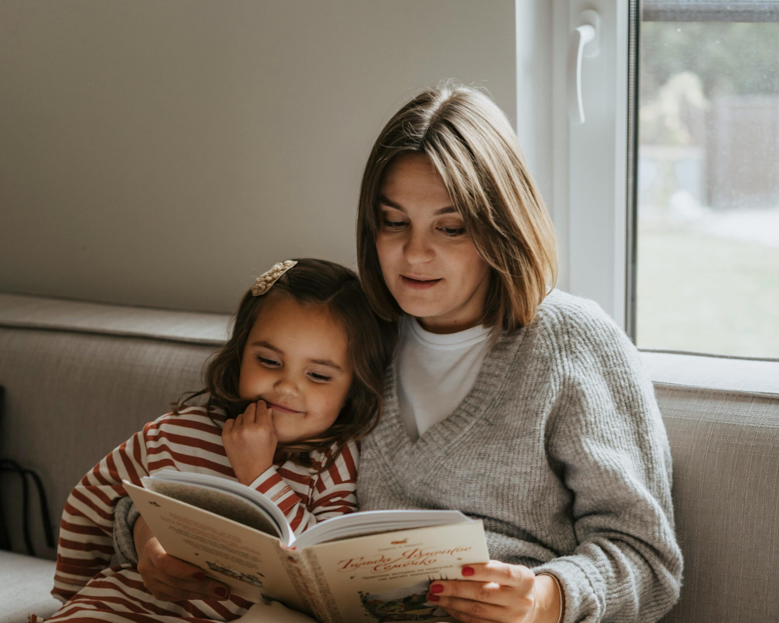 maman et fille qui lisent ensemble pour donner envie de lire aux enfants