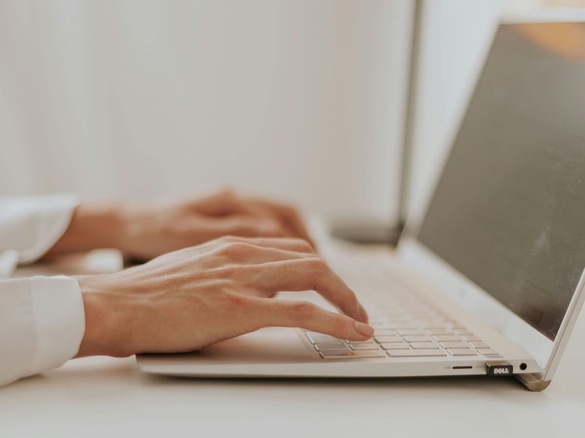 femme qui vit du métier de l'écriture, vivre de l'écriture
