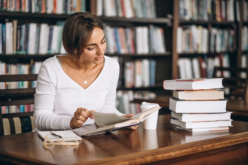 Femme qui étudie, quel métier après des études littéraires