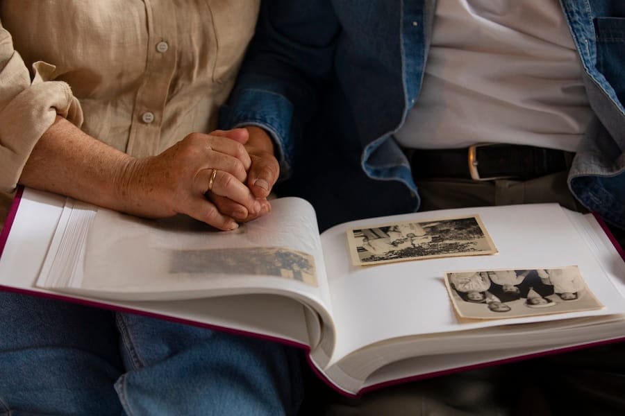 couple se remémorant les souvenirs biographie et alzheimer